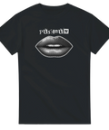 Svart t-shirt med stilrent läppmotiv och texten “Pussemun”