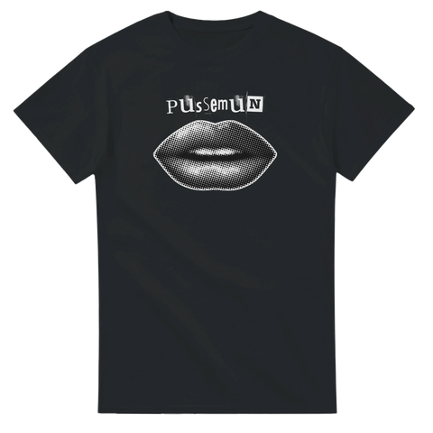 Svart t-shirt med stilrent läppmotiv och texten “Pussemun”