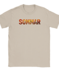 Sandfärgad t-shirt med detaljrik grafik föreställande en klassisk svensk sommar