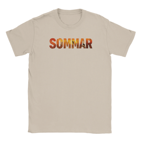 Sandfärgad t-shirt med detaljrik grafik föreställande en klassisk svensk sommar