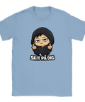 Skit på dig tecknad figur med långfingrar på ljusblå t-shirt, satirisk stil.