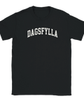 Svart t-shirt med kaxig dagsfylla-text i vit grafisk illustration