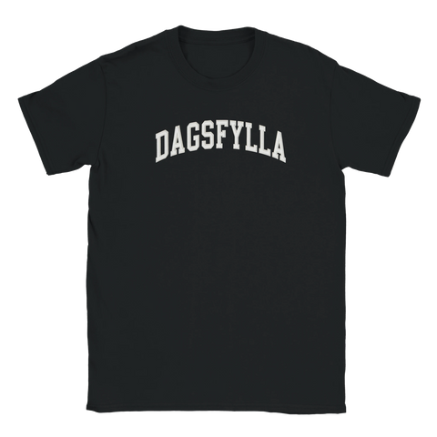 Svart t-shirt med kaxig dagsfylla-text i vit grafisk illustration
