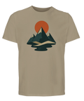 Stiliserade mörkgröna berg med orange sol och vattenreflektion på beige ekologisk t-shirt.