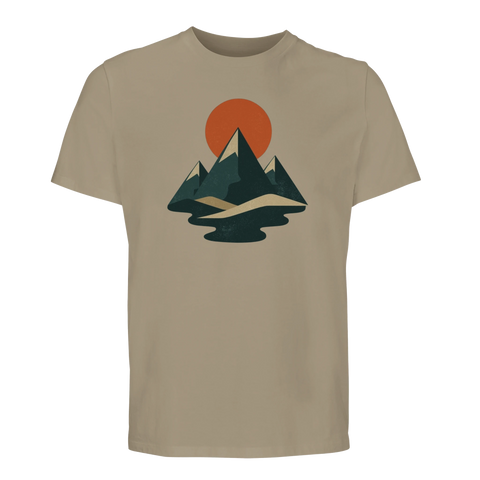 Stiliserade mörkgröna berg med orange sol och vattenreflektion på beige ekologisk t-shirt.