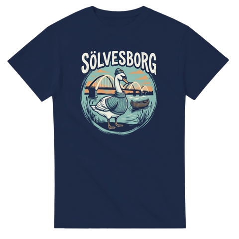 Charmigt motiv av en svan med mössa och eka i Sölvesborg – marinblå t-shirt