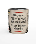 Mugg med texten När jag sa hur korkad kan man vara och gotiska figurer.