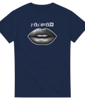 Popkonst mun med prickigt mönster och text "Pussemun" på marinblå t-shirt.