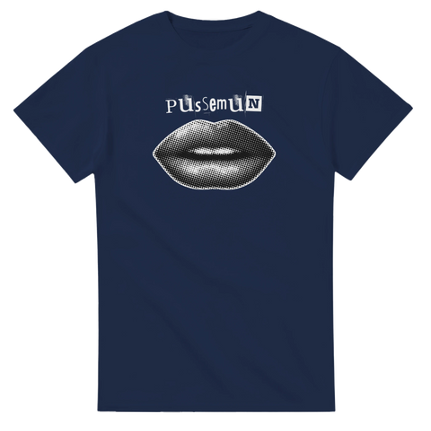 Popkonst mun med prickigt mönster och text "Pussemun" på marinblå t-shirt.