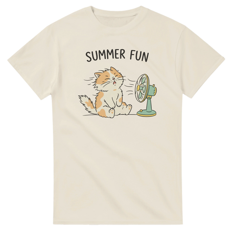 Illustration av fluffig katt framför fläkt – beige t-shirt med kattmotiv