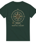 Mörkgrön t-shirt med grafiskt tryck av en klassisk kompass och texten North by Heart i retrostil.