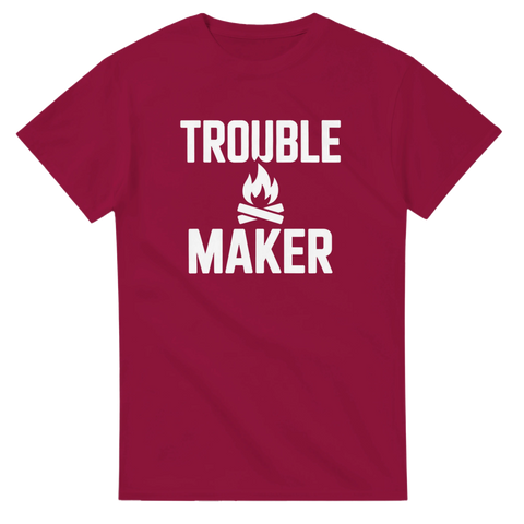 Vit textdesign Trouble Maker med eldsymbol – röd t-shirt med budskap