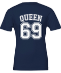 Vit text "QUEEN 69" i college-stil på marinblå t-shirt.
