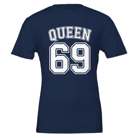 Vit text "QUEEN 69" i college-stil på marinblå t-shirt.
