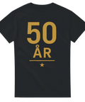 Svart t-shirt med guldig text "50 ÅR" och dekorativ stjärna, perfekt som födelsedagspresent eller jubileumströja för 50-åring