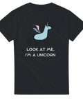 Enkel tecknad enhörning med text på en svart t-shirt, platt liggande.