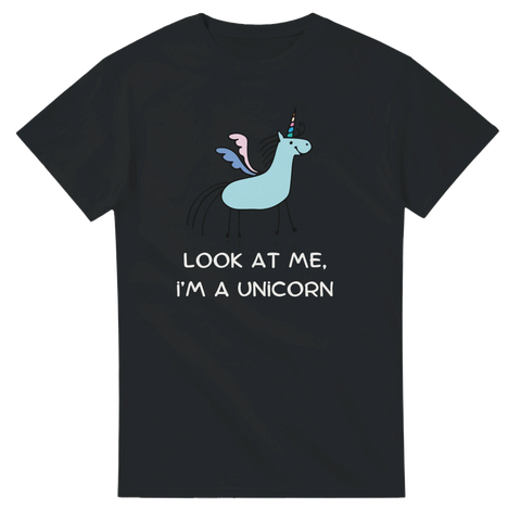 Enkel tecknad enhörning med text på en svart t-shirt, platt liggande.