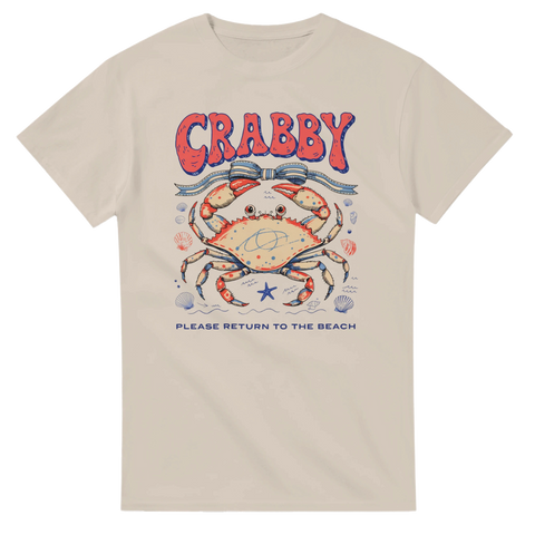 Grafiskt tryck med texten Crabby och havstema – sandfärgad t-shirt