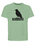Svart kråka med texten "ADAPT OR DISAPPEAR" på en mintgrön ekologisk t-shirt.