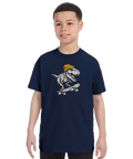 Modell i en marinblå barn-t-shirt med en T-Rex i gul mössa på skateboard.