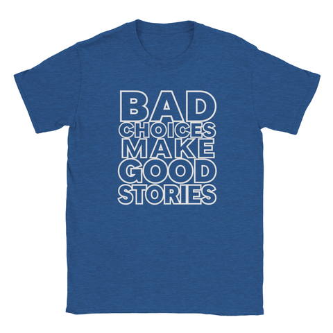 Bad Choices Make Good Stories" text i vitt outline-typsnitt på blå t-shirt.