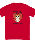 Sur mulen katt i rött hjärta med texten "Still My Valentine" på röd t-shirt.