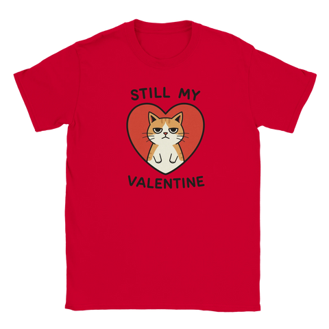 Sur mulen katt i rött hjärta med texten "Still My Valentine" på röd t-shirt.