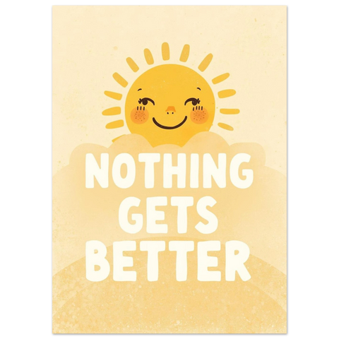 Illustration av en leende gul sol bakom mjuka moln med texten Nothing gets better i vitt på beige bakgrund.
