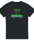 Grafisk illustration av en grön pickup med texten Pick Up Man på en svart t-shirt