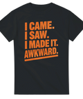 Självironisk textdesign med orange typografi tryckt på en svart t-shirt