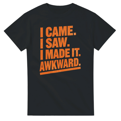 Självironisk textdesign med orange typografi tryckt på en svart t-shirt