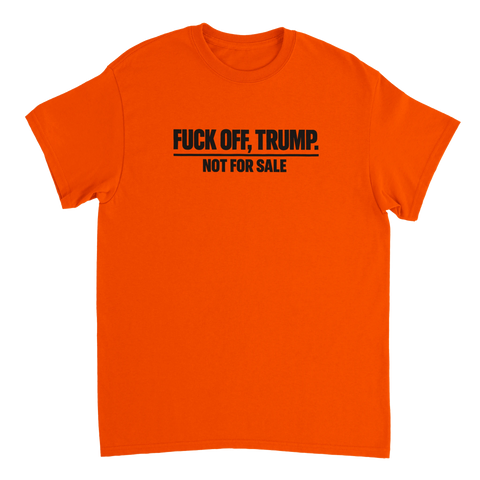 Svart text "FUCK OFF, TRUMP. NOT FOR SALE" på orange t-shirt.