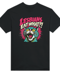 Svart t-shirt med en färgglad förvånad katt och texten Lesbians Eat What?!.