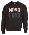 Norrland-tryck med skogssiluett i vitt och mörkblått på en mörkbrun sweatshirt.