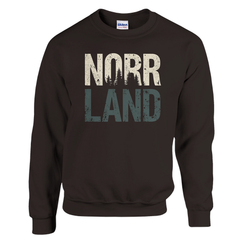 Norrland-tryck med skogssiluett i vitt och mörkblått på en mörkbrun sweatshirt.