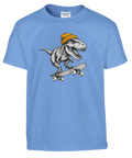 Blå barn-t-shirt med en T-Rex i gul mössa på skateboard.