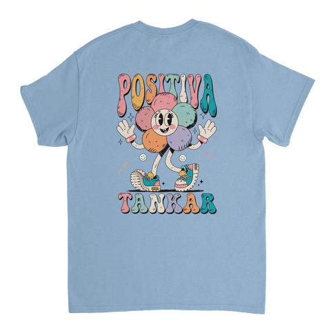 Färgglad grafisk illustration i 90-talsstil på ljusblå t-shirt rygg