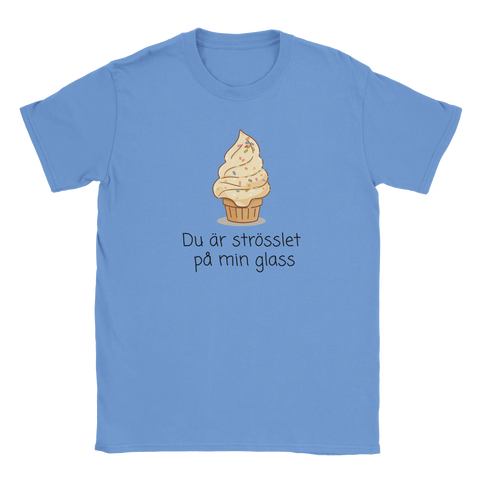 Mellanblå t-shirt med en färgglad glassillustration och textbaserad design