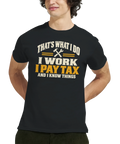 Humoristisk t-shirt med text om vuxenlivet på en manlig modell