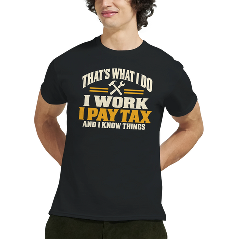 Humoristisk t-shirt med text om vuxenlivet på en manlig modell
