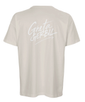 T-shirt med minimalistisk textdesign i vit penseldragstil på ryggen