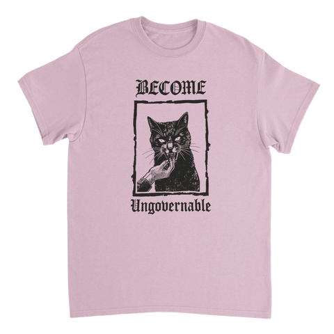 Svartvit grafik av en arg katt som biter – ljusrosa t-shirt