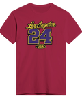 Los Angeles 24 USA-tryck i gult och lila på en vinröd t-shirt, sportig college-stil.