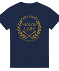 Klassisk krigarestetik med spjut och disciplin-citat på marinblå t-shirt