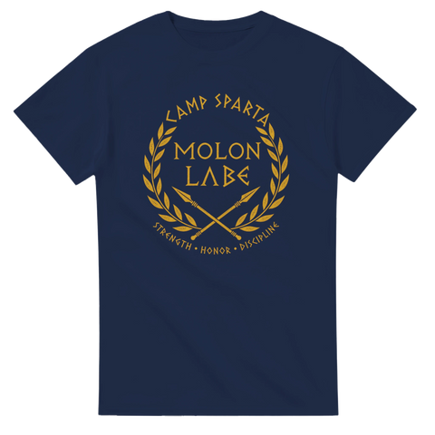 Klassisk krigarestetik med spjut och disciplin-citat på marinblå t-shirt