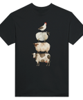 Bondgårdsdjur i akvarellstil staplade på svart t-shirt: ko, får, lamm, tupp.