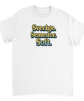 Retrotext "Sverige. Semester. Soft." i gult och blått på vit t-shirt.