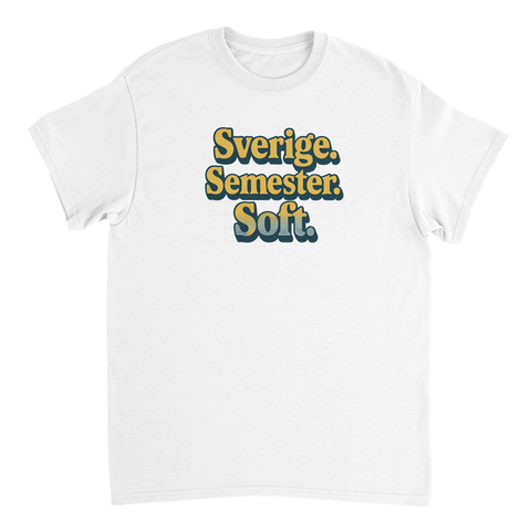 Retrotext "Sverige. Semester. Soft." i gult och blått på vit t-shirt.