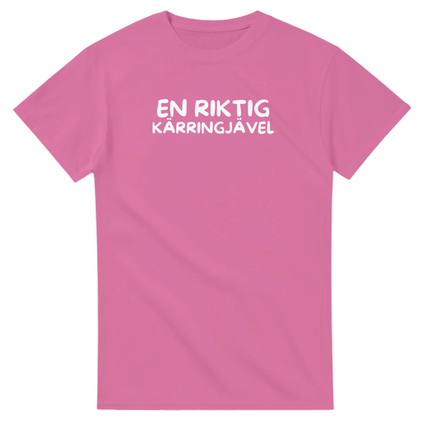 Humoristisk t-shirt med kaxigt svenskt citat i vit text