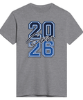 Blå "2026 Senior" texttryck med vit kontur på en grå t-shirt, college-stil.